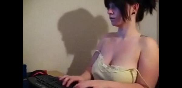 hausfrau rubbelt sich die muschi vor der webcam